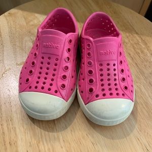 Girls pink Native Jefferson shoes, size 6